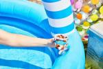 Voit hankkia henkilökohtaisen puhallettavan uima-altaan sinisestä pupusta jäähtyä kesällä