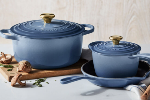 le creuset -astiat uudessa sinisessä värissä