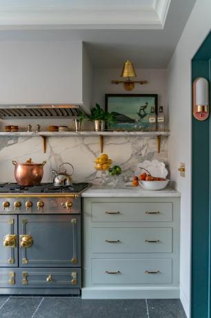 keittiö, siniset ja vihreät kaapit, tummanharmaat laatat ja marmorinen takaruoka, marmoritaso, liz caanin kunnostama
