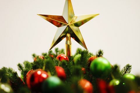 Lähikuva tähti muodossa joulukuusi yli valkoista taustaa