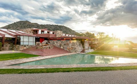 Taliesin West -rakennuksen vettä edessä on suunnitellut Frank Lloyd Wright