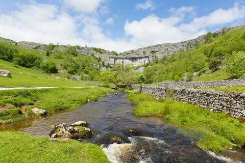 < p> Tämä suosittu reitti tutkii Malham Coven, Gordale Scarin, Janet's Foss Waterfallin ja Malham Tarnin – Ison-Britannian korkeimman järven – dramaattisia maisemia. Se voi olla raskasta, mutta vaihteleva maasto ja karu maisema palkitaan kauniilla näkymillä. </p>< p>< span class=" redactor-invisible-space" data-verified=" redactor" data-redactor-tag=" span" data-redactor-class=" redactor-invisible-space">< strong data-redactor-tag=" strong" data-verified=" kouluttaja">< a href=" https://osmaps.ordnancesurvey.co.uk/route/1678229/OS-Recommended-ITV-100-Favourite-Walks-Malham-and-Gordale-Scar" target=" _blank" data-tracking-id=" recirc-text-link"> Katso reitti</a></strong></span></p>