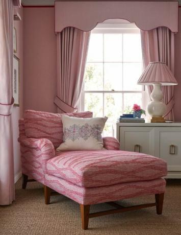 vaaleanpunainen huone