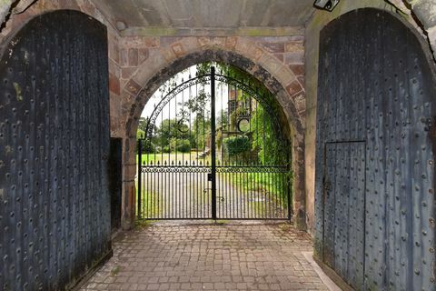 historiallinen linna on myytävänä Stoke on Trent