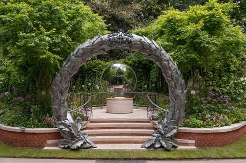 CWGC Centenary Garden. Suunnittelija: David Domoney. Sponsoroi: Commonwealth War Graves Commission. RHS Chelsea Flower Show 2017