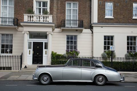 Vintage Rolls Royce Silver Cloud -auto on pysäköity klassisen arkkitehtuurin eteen Belgravia Lontoossa