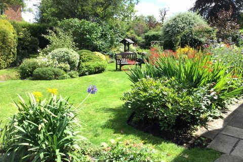 olkikattoinen mökki myytävänä Oxfordshiren kauniissa puutarhassa
