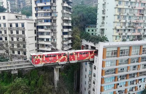 Kevyt rautatie kulkee asuinrakennuksen läpi Chongqingissa