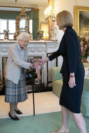 kuningatar Elizabeth ii ja uusi konservatiivipuolueen johtaja ja Britannian pääministeri valittu Liz Truss tapaavat Balmoral Castlessa