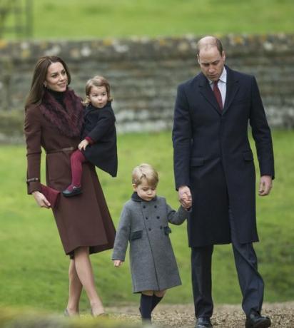 Prinssi William, Kate Middleton, prinssi George ja prinsessa Charlotte osallistuvat kirkkoon joulupäivänä
