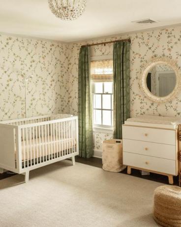 lastentarha, kukka -taustakuva, vihreät verhot, valkoinen pinnasänky, valkoinen ja puinen lipasto, alaston matto
