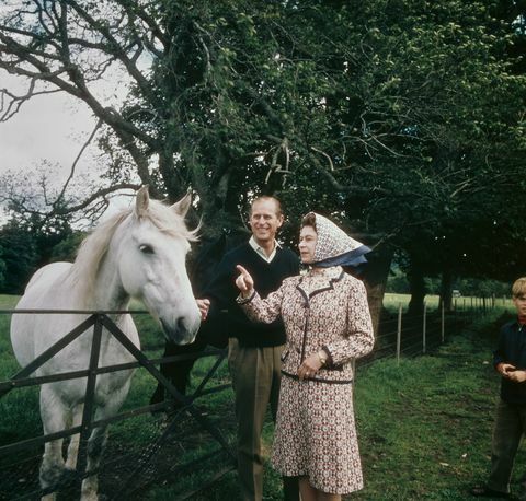 kuningatar Elizabeth ii ja prinssi Philip vierailevat maatilalla Balmoral Estate -alueella Skotlannissa hopeisen hääpäivävuoden aikana, syyskuussa 1972 valokuva: fox photoshulton archivegetty images