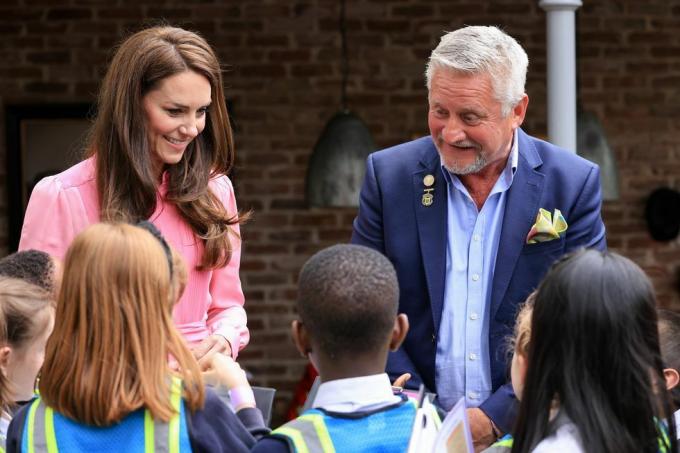 Walesin prinsessa Kate Middleton vierailee rhs chelsean kukkanäyttelyssä 2023 hän on kuvassa mark gregoryn suunnittelemassa Savills Gardenissa