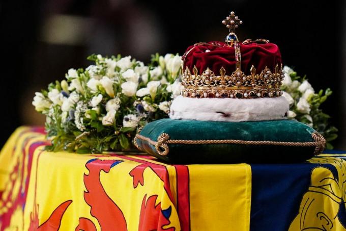 Skotlannin kruunu istuu kuningatar Elizabeth ii: n arkun huipulla St Gilesin katedraalissa Edinburghissa 12. syyskuuta 2022 jumalanpalveluksen aikana kiitospäivä hänen elämästään surejat saavat maanantaina ensimmäisen tilaisuuden osoittaa kunnioitusta kuningatar Elizabeth ii: n arkun edessä, koska se makaa edinburghin katedraalissa, jossa kuningas Charles iii johtaa vigiliaa. Kuva: jane barlow pool afp. Kuva: jane barlowpoolafp, Getty kuvia