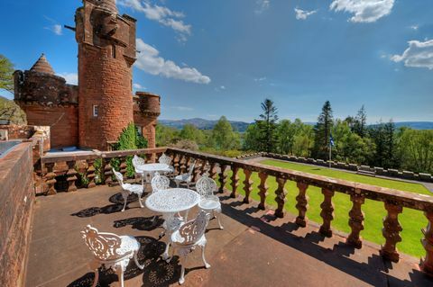 Glenborrodale Castle, Skotlanti myytävänä kahdella saarella