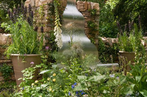 Runojen rakastajan puutarha. Suunnittelija: Fiona Cadwallader. RHS Chelsea Flower Show 2017