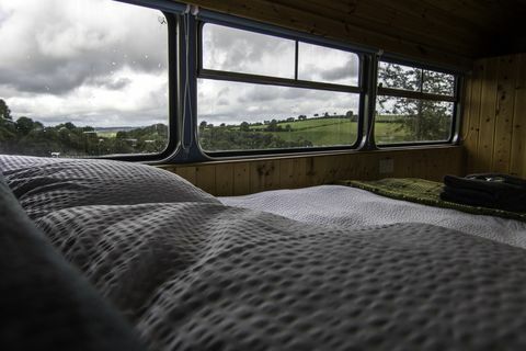 Pysy muuttuneessa vanhassa kaksikerroksisessa bussissa Walesin maaseudulla