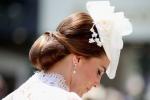 Kate Middleton käyttää valkoista pitsiä Alexander McQueen -mekkoa Royal Ascotissa
