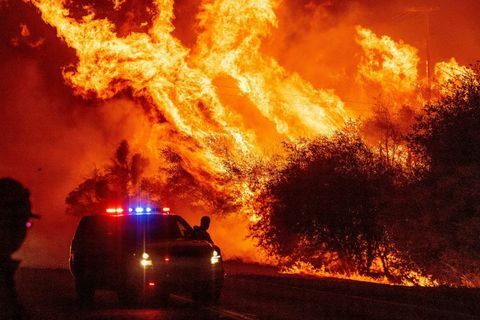 lainvalvontaviranomainen seuraa liekkien laukeamista ilmaan, kun tuli jatkuu leviämisen aikana karhupalossa Orovillessa, Kaliforniassa 9. syyskuuta, Vuoden 2020 vaaralliset kuivat tuulet käärittivät Kalifornian ennätykselliset metsäpalot ja sytyttivät uusia sytytyksiä, kun satoja evakuoitiin helikopterilla ja kymmeniä tuhansia upposi pimeyteen sähkökatkokset länsi-yhdysvalloissa koko kuva Josh Edelson Afp kuva Josh Edelsonafp getty via kuvia