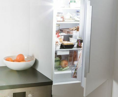 Moderni keittiö, avoin jääkaappi ja kevyt