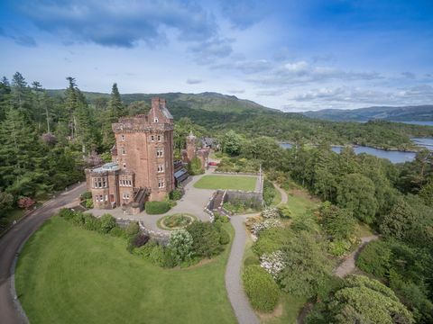 Glenborrodale Castle, Skotlanti myytävänä kahdella saarella