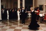 Prinsessa Dianan "Travolta-mekko" näytetään Kensingtonin palatsissa