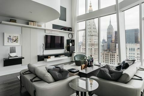 valkoinen asunto, mustat pintakäsittelyt, harmaa sohva, nyc, new york