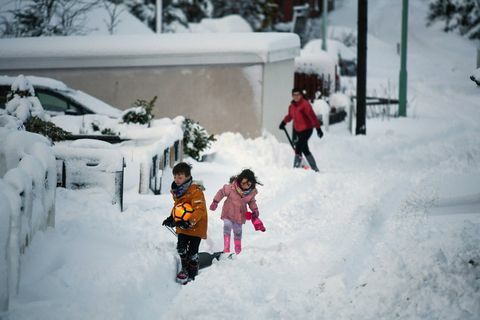 lapset kelkkavat lunta Skotlannissa