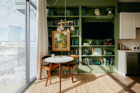 Vihreä kirjahylly Nashville Airbnb Plus -kotitalon avoimessa olohuoneessa