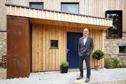 Grand Designs Series 15: Kevin McCloud vierailee County Downissa