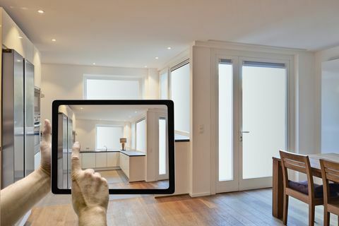 Mobiililaite, jossa miesten kädet ottavat kuvan modernissa keittiössä, uusittu