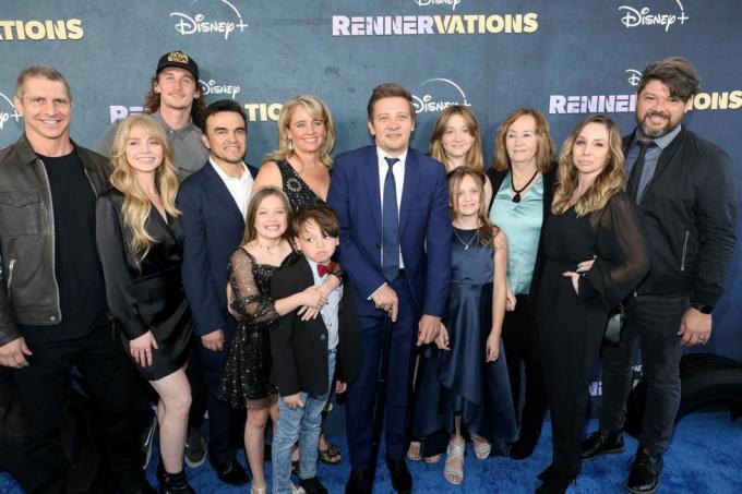 los angeles, kalifornia 11. huhtikuuta jeremy renner c perheineen osallistuu Disneyn alkuperäissarjan rennervaatioihin los angeles ensi-ilta Regency Village Theatressa 11. huhtikuuta 2023 los angelesissa, kaliforniassa valokuva: kayla oaddamswireimage