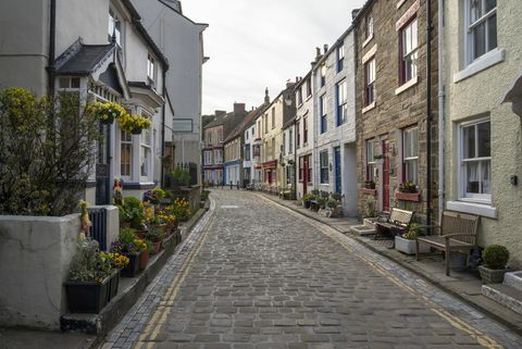 Pääkatu Staithesin kylässä, Pohjois-Yorkshiressä, Englannissa