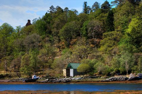 Glenborrodale Castle, Skotlanti myytävänä kahdella saarella