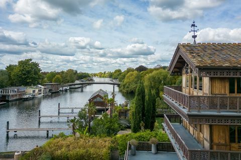 Sveitsin chalet myytävänä, Hampton Court, Surrey