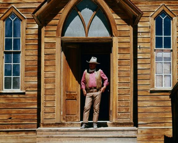 amerikkalainen näyttelijä john wayne 1907 1979, kun col cord mcnally seisoo ovessa rio lobon kuvauksissa, ohjannut Howard Hawks, 1970 valokuva hopeakankaalla kokoelmagetty images