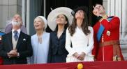 Vierekkäin vertailu Meghan Marklen ja Kate Middletonin ensimmäiseen joukkoon väriasuissa
