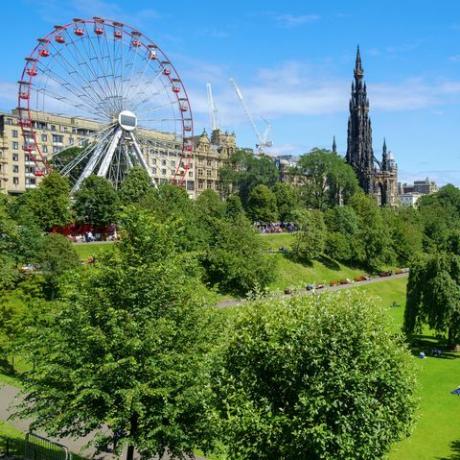 maailmanpyörä ja scottin muistomerkki puistossa edinburghissa