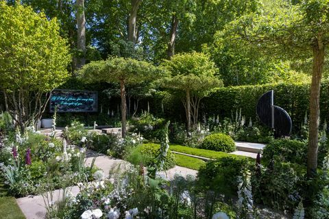 monivuotinen puutarha " rakkaudella", jonka on suunnitellut richard miers, sponsoroima perennial - auttaa puutarhanhoitotyöntekijöitä puutarhan rhs Chelsea -kukkanäyttely 2022