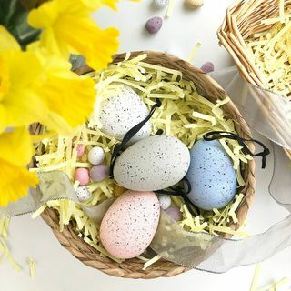 Täplikkäät keraamiset pastelliväriset pääsiäismunat