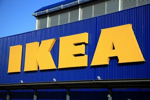 Lontoo, Iso-Britannia - 19. marraskuuta 2011 ikea-logo-mainoskyltti vähittäiskaupan kauppojen ulkopuolella Brent Park Wembleyssä