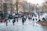 Luistelijat liukuvat Amsterdamin jäädytettyjen kanavien yli Euroopan suuren pakkasen aikana