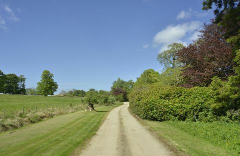 vaaleanpunainen linna myytävänä Aberdeenshire