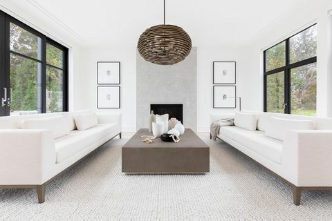 valkoinen sohva, harmaa matto olohuone