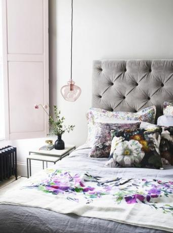 nykyaikainen makuuhuone sametilla ja kukilla
