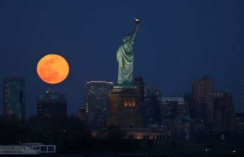 Super Worm Moon nousee New Yorkissa