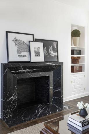 marmoritakka, olohuone, pino sohvapöytäkirjoja, sohvapöytä, seinätaide