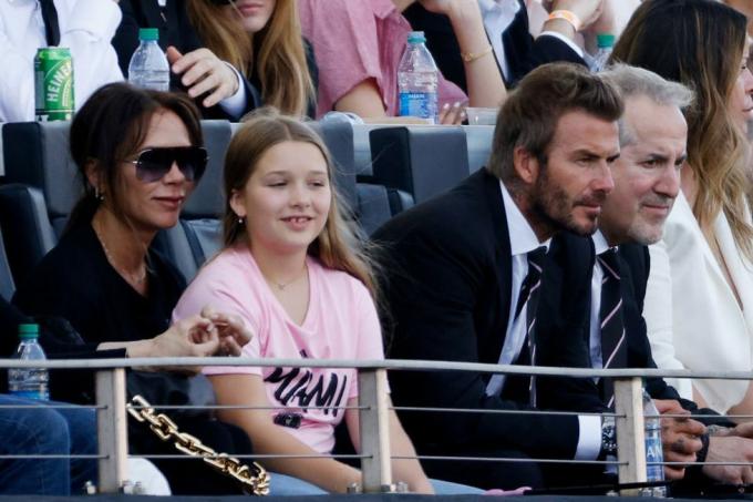 fort lauderdale, florida 18. huhtikuuta david beckham, inter miami cf: n omistaja, vaimo victoria beckham l ja heidän tyttärensä harper beckham osallistuvat peliin inter miami fc: n ja los angeles galaksin välillä drv pnk -stadionilla 18. huhtikuuta 2021 Fort Lauderdalessa, Floridassa kuva cliff hawkinsgetty kuvia