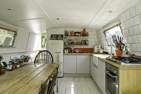 maailman ensimmäinen kestävästä corten-säänkestävästä teräksestä valmistettu asuntolaiva myytävänä Lontoossa