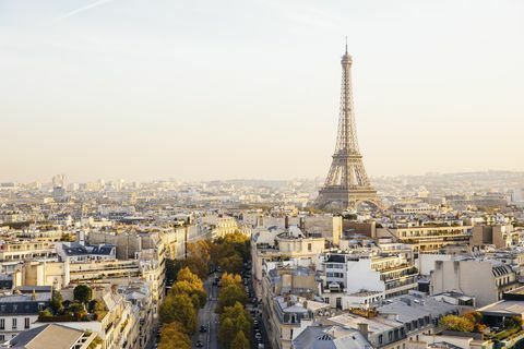 Kohonnut näkymä Eiffel-torni ja Pariisin siluetti auringonlaskun aikaan, ranska